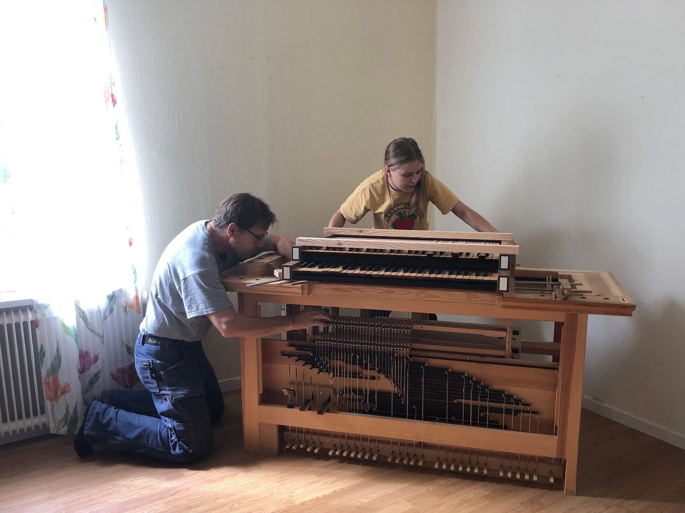 Karl och Elsa Nelson vid installationen av övningsorgeln